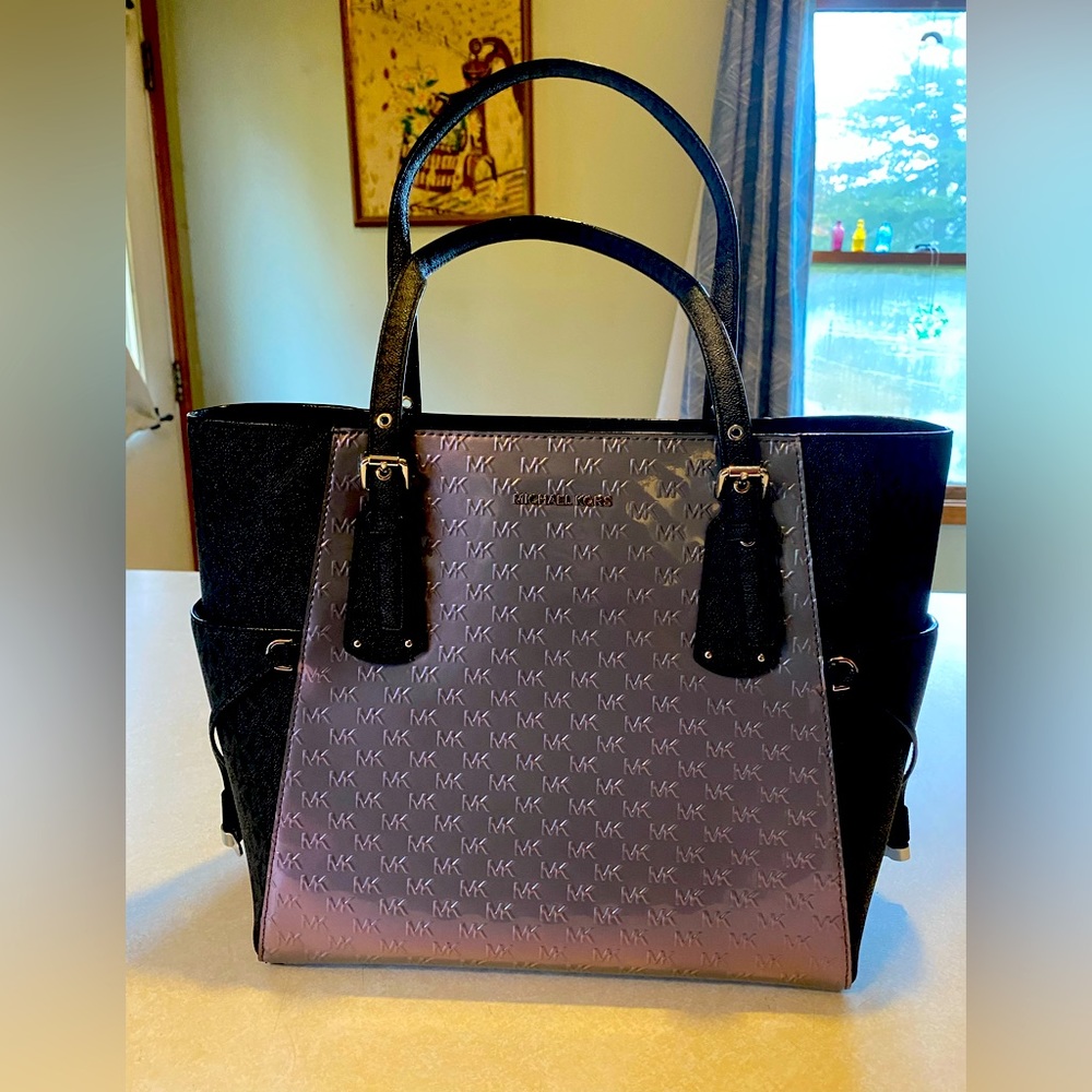 Michael Kors Voyager Tote purse